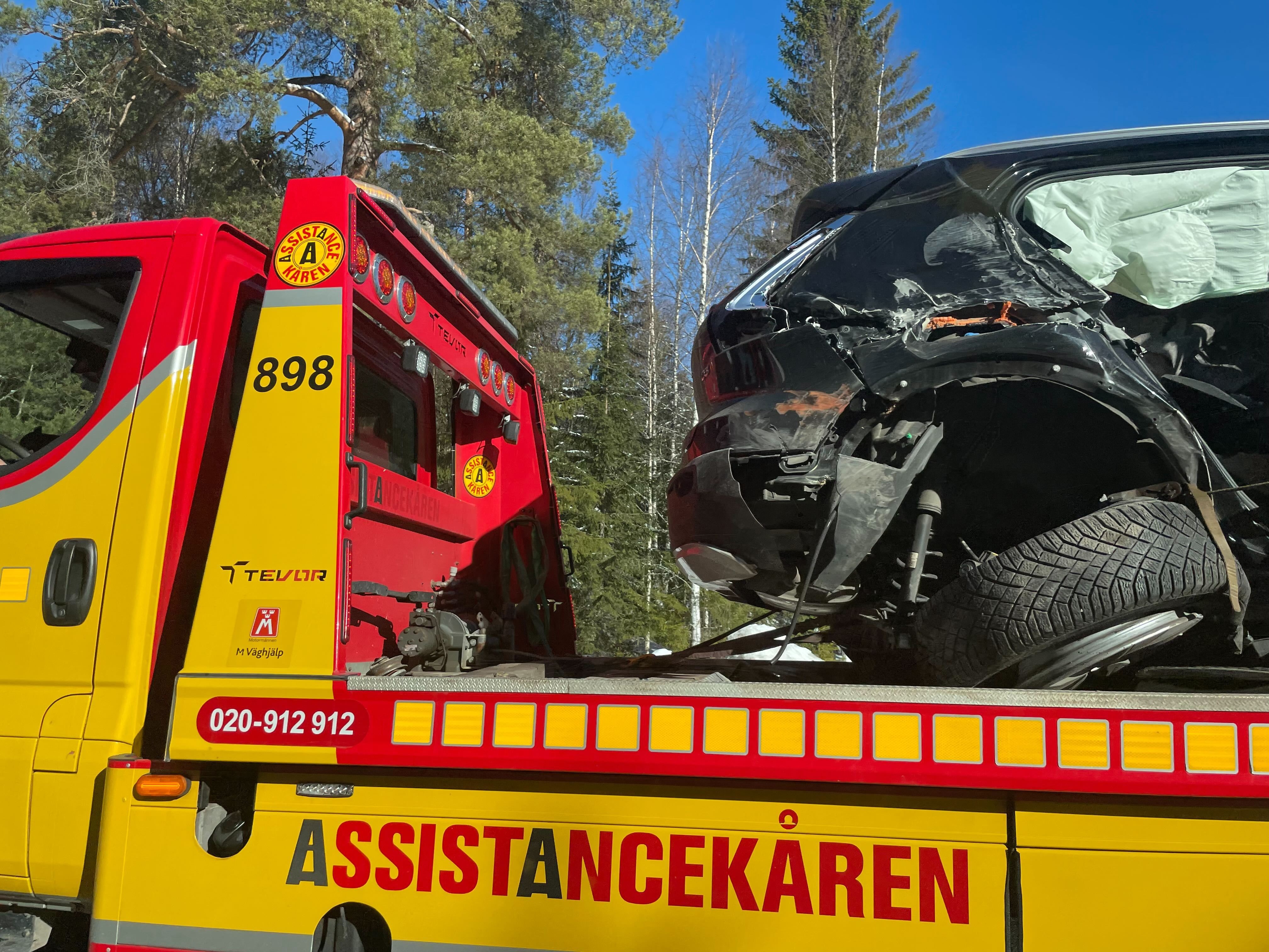 Två Bilar I Frontalkrock På E16 – Fyra Förda Med Ambulans – Dala-Demokraten