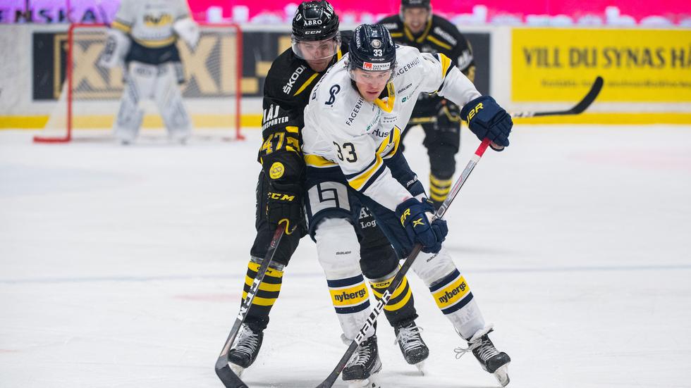 AIK:s Eric Norin och HV71:s Måns Lindbäck i kamp om pucken i onsdagens hockeyallsvenska match på Hovet i Stockholm. Foto: Emma Wallskog/Bildbyrån