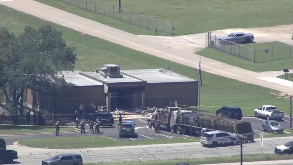 En lastbil har kört in i en byggnad i Texas.