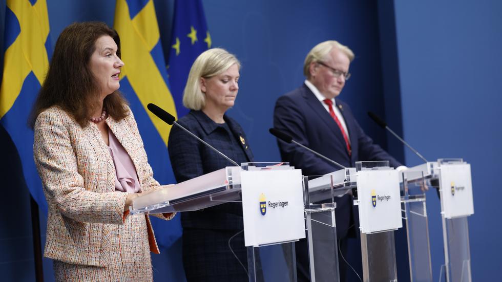 Statsminister Magdalena Andersson (S) (mitten) håller pressträff tillsammans med utrikesminister Ann Linde (S) och försvarsminister Peter Hultqvist (S). Arkivbild.