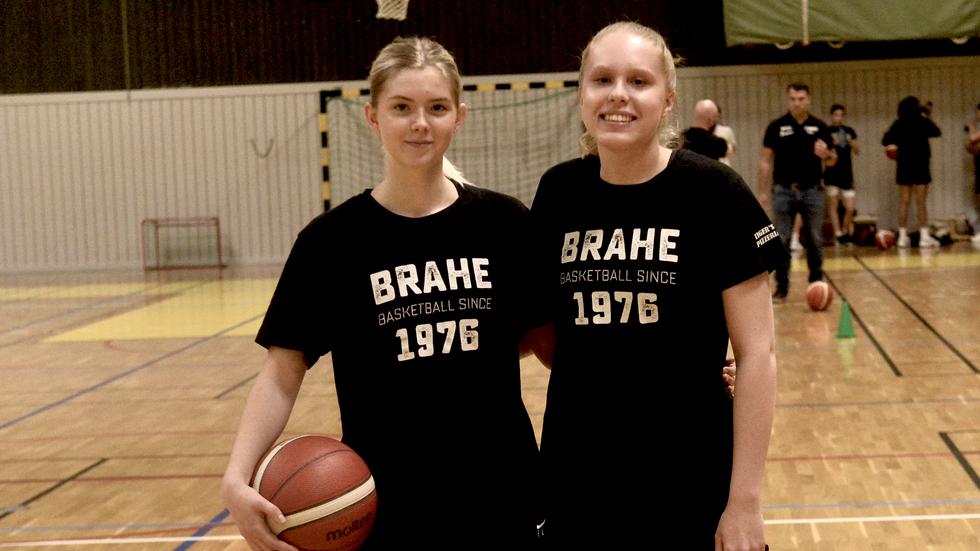 Ella Petersson och Emilia Rotviker Bexell är två av talangerna som kommande säsong får chansen på en ny nivå med Brahe Baskets damlag. 