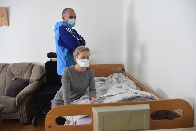 Konstantin och Nataljia Ozoev vid tonårssonen Romans sjuksäng. Han har varit okontaktbar i närmare två år. 