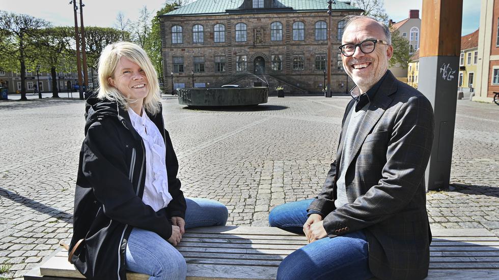 Anna Byrén, projektledare, och Sven Rydell, vd för Jönköping City, framför Hovrättstorget som sista helgen i maj ska fyllas med servering och en scen.  