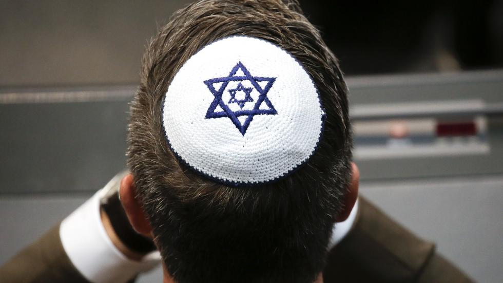 En man bär kippa i den tyska förbundsdagen. Många judar vågar inte bära kippa i Sverige av rädsla för att utsättas för hot och våld.