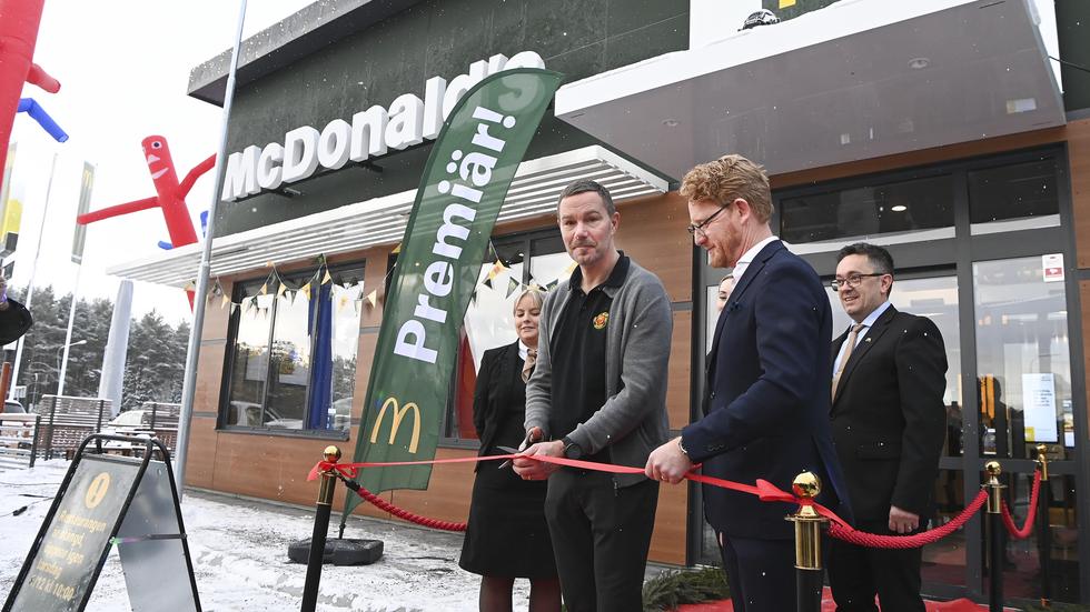 Tränaren i HC Dalen. Pelle Gustafsson, fick äran att klippa bandet vid invigningen av den nya Mcdonalds-restaurangen på Torsvik.