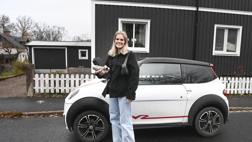 Linn Akterhed som går på Sandagymnasiet åker till skolan med sin mopedbild. På torsdagsmorgonen parkerade hon på en av de närliggande villagatorna. 