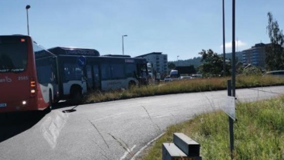 Det är just nu stopp i trafiken vid Ekhagsrondellen i Jönköping. Flera personer vittnar om att en busschaufför har kört fel i rondellen. FOTO: Läsarbild.
