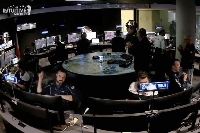 En bild inifrån Intuitive Machines kontrollrum visar hur personalen stillsamt firar beskedet att sonden Odysseus landat på månen och sänder en svag signal.
