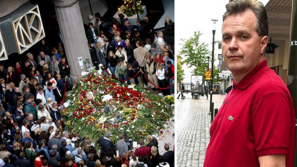 Mängder av blommor lades ned vid entrén till varuhuset NK i Stockholm dagarna efter mordet på utrikesminister Anna Lindh i september 2003. Arkivbild: TT