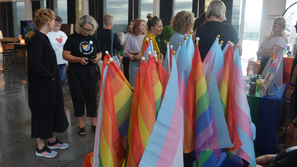 Jönköping Qom ut hade bland annat regnbågsflaggor framme på sina bord intill entrén.