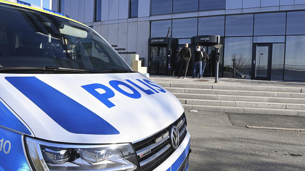 Polisen på plats utanför tingsrätten i Jönköping. 