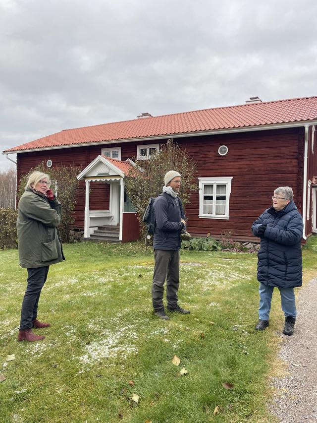 Intresserade besökare får höra av Kersti Hisved om gården Pallars långa och spännande historia. I bakgrunden syns bagarstuga och sommarhuset.