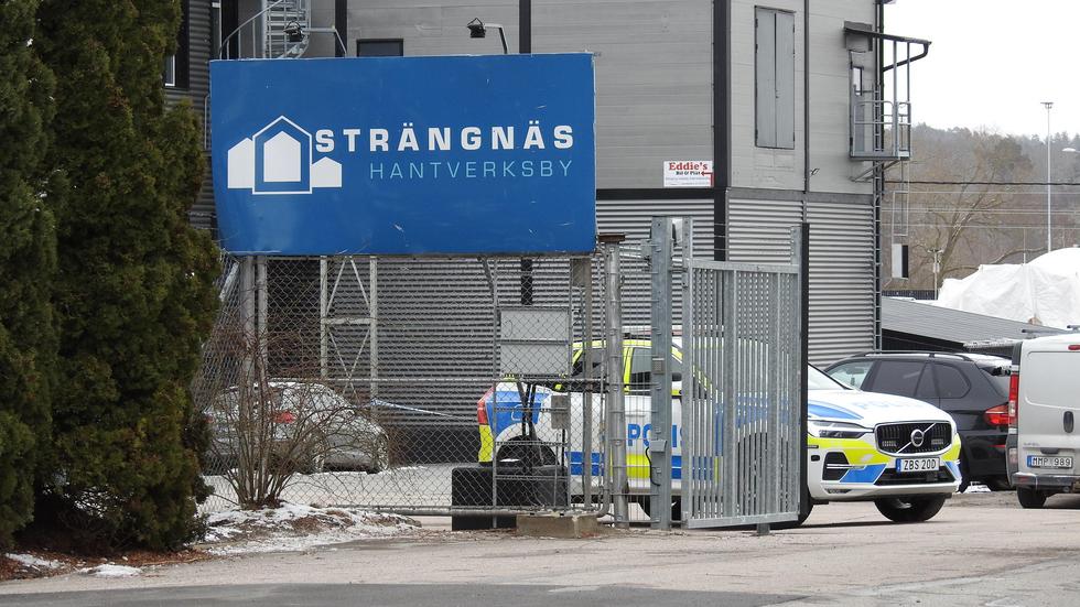 Tillslaget har kopplingar till den stora polisinsatsen i Strängnäs där bland annat hundra kilo amfetamin beslagtogs. 
