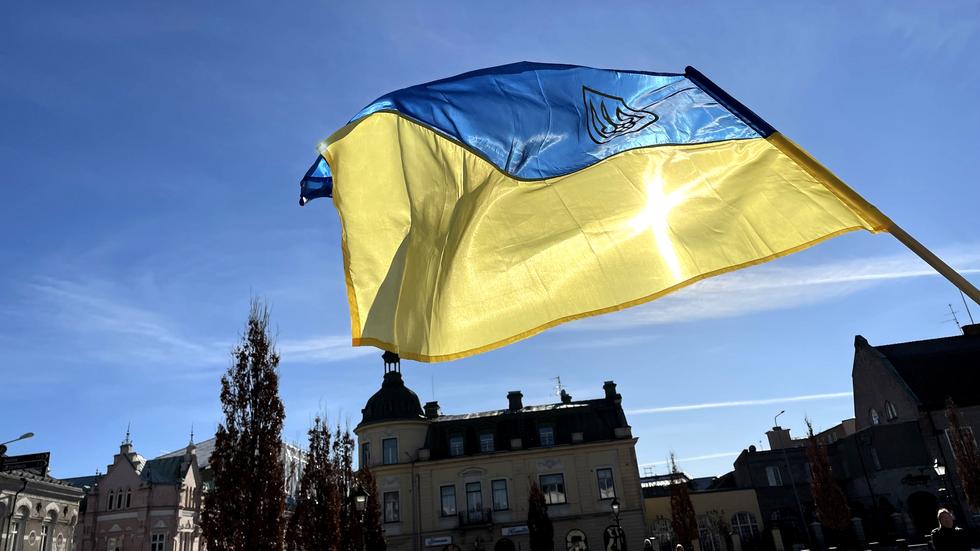 Ukrainas flagga kommer att hissas varje onsdag utanför kommunhuset i Skillingaryd. Arkivbild