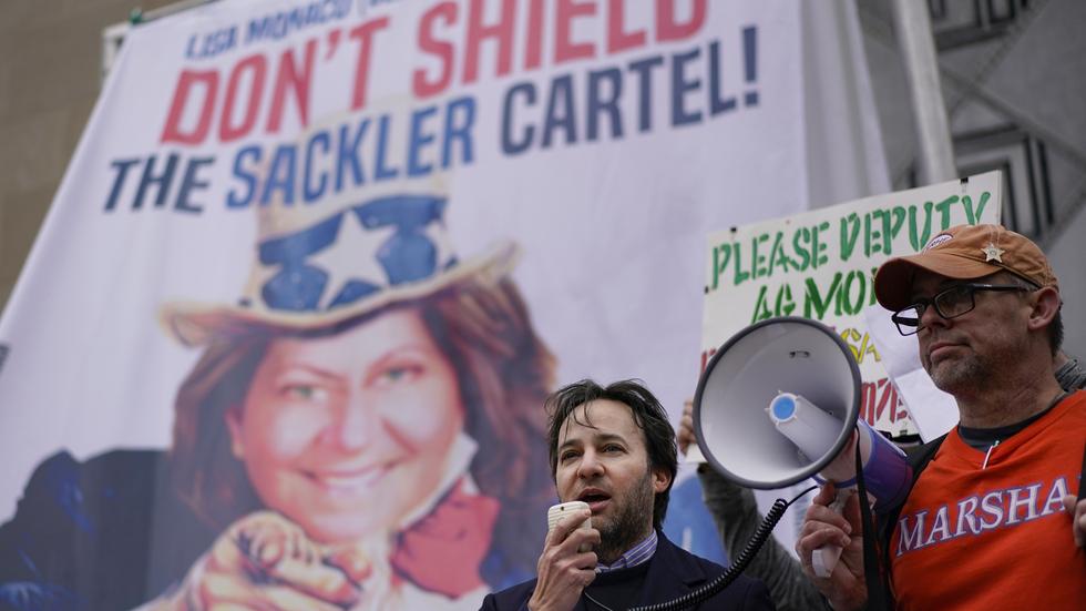 Familjen Sacklers läkemedelsföretag begärde sig själva i konkurs 2019 och många protesterade mot att ägarna därmed skyddades från stämningar av läkemedelsmissbrukares efterlevande. 
Arkivbild: Carolyn Kaster/ AP Photo