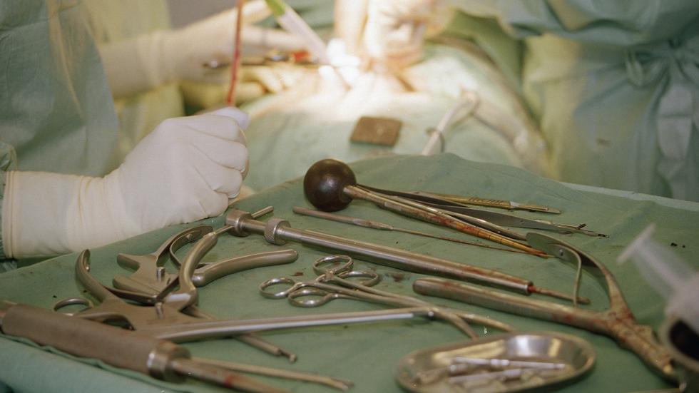 En äldre man skulle operera bort ena testikeln på grund av misstänkt cancer. Men av misstag blev han av med bägge testiklarna.