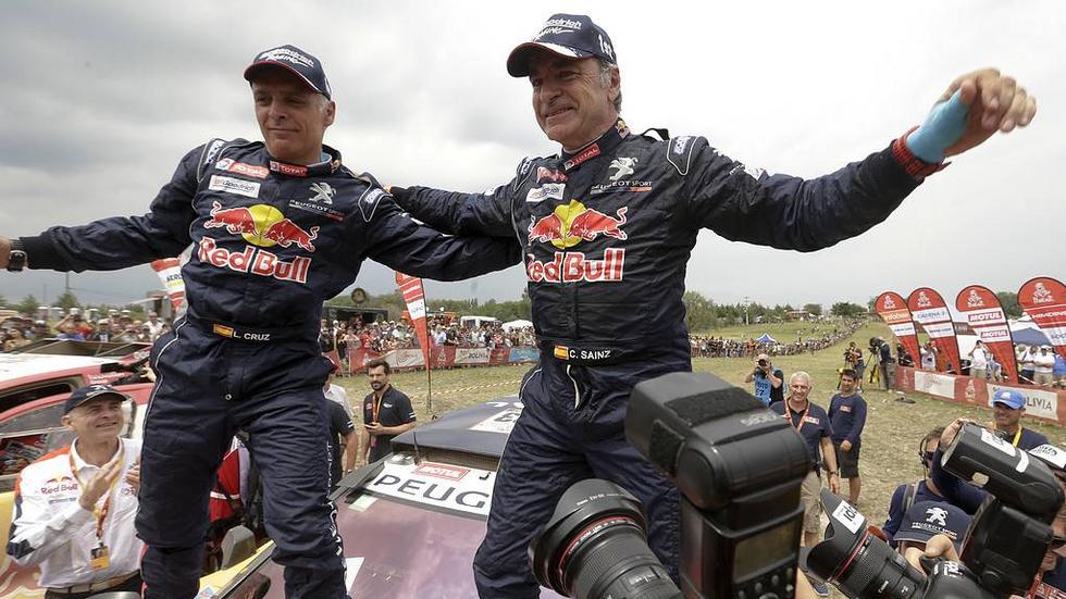 Carlos Sainz (till höger) och kartläsaren Lucas Cruz firar segern i årets Dakarrally.