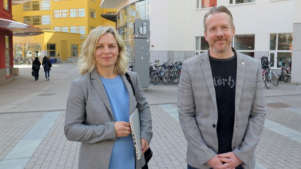 Monika Wilinska och Johan Klaesson till hör ett tvärvetenskapligt forskarteam som studerar integration. Här ses de på campus.