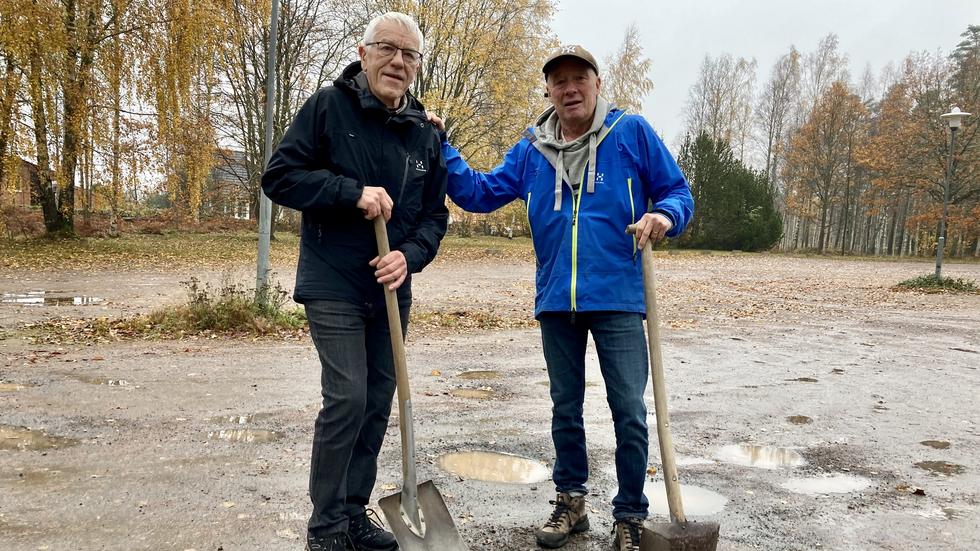 Kurt Gustafsson och Lars Grehn, klubbkamrater i MSOK, Mullsjö skid- och orienteringsklubb. Klubben vill att kommunen asfalterar parkeringsplatsen, som ligger på kommunens mark. 