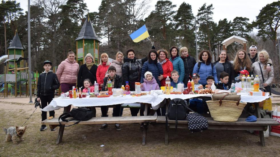 Det blev ett ganska stort sällskap i Stadsparken. De ukrainska flyktingarna tyckte att det var bra att träffa andra i samma situation. 