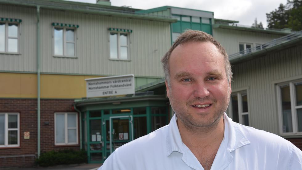 Ulf Österstad, distriktsläkare på Norrahammars vårdcentral, berättar att få bett och stick är farliga. Men det finns tillfällen då du bör söka vård, exempelvis om du blivit biten av en huggorm.