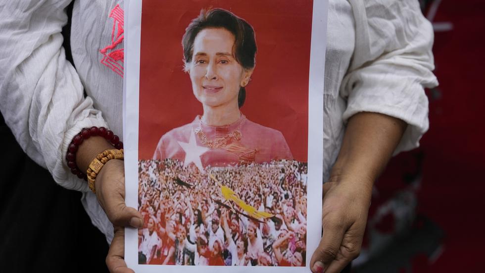 Anhängare till Myanmars avsatte ledare Aung San Suu Kyi visar sitt stöd, i det här fallet befinner sig anhängaren i exil i Thailand. Arkivbild.