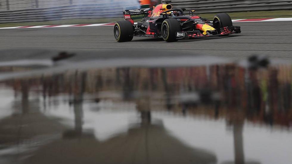Daniel Ricciardo tog överraskande hem segern i Kina Grand Prix i Shanghai.