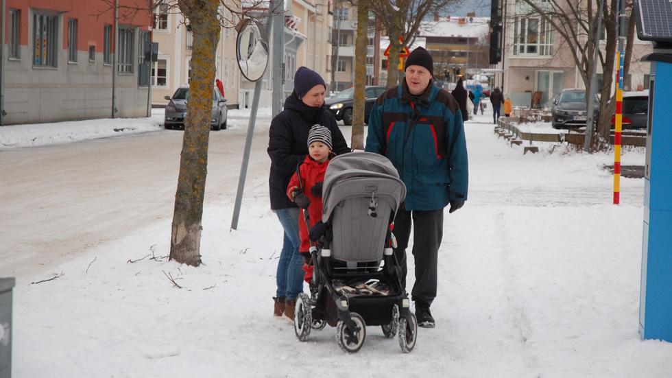 Niklas Sigvardsson med sonen Hjalmar och yngsta dottern i vagnen. Anders Samuelsson till höger. Gatorna kring Kålgårdsskolan är ett exempel på stadsmiljöer som kan behöva förändras för bättre säkerhet. 