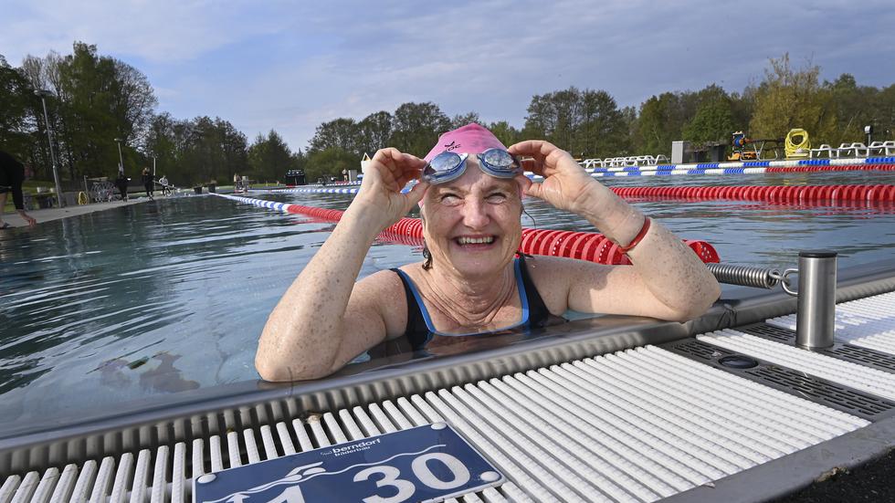 Anna-Lena Gustavsson från Mullsjö var en av alla de som under första timman hoppade i bassängen på Attarpsbadets första dag 2023.