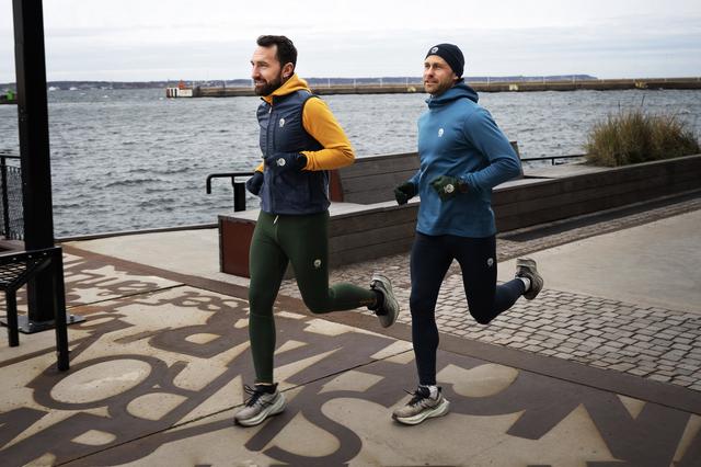 Bakom lucka två gömmer sig förstås en duo. Simon Wikstrand, 42 och Fredrik Stoltz, 37. De har precis släppt sin digitala träningstjänst ”Löpning & livet”, som har samma namn som podden de drivit i tre år och som är nominerad till Årets podd i Guldpodden. 
