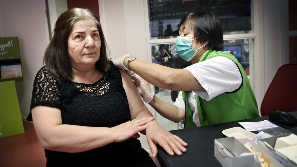 Sjuksköterskan Jenalyn Sönnerhed ger Soutie Aramian sin tredje dos vaccin. ”Jag har sagt till andra som inte vill vaccinera sig att det är bra att göra det”, säger Soutie. 