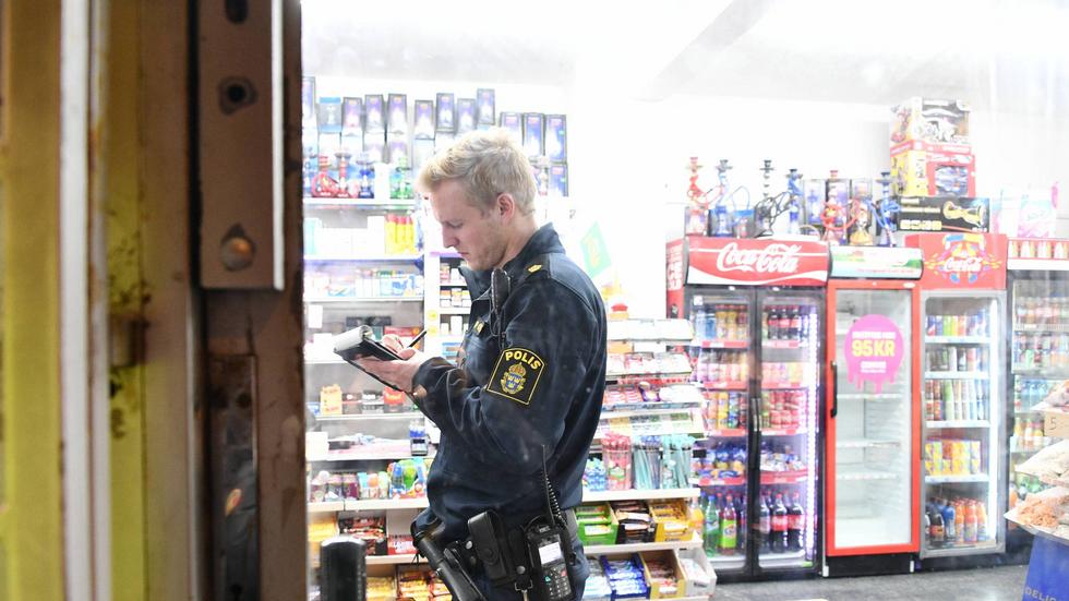 Under 2016 anmäldes i Malmö 46 butiksrån med skjutvapen. Det är över hälften av alla rån i staden under samma period, skriver Susanna Gideonsson.