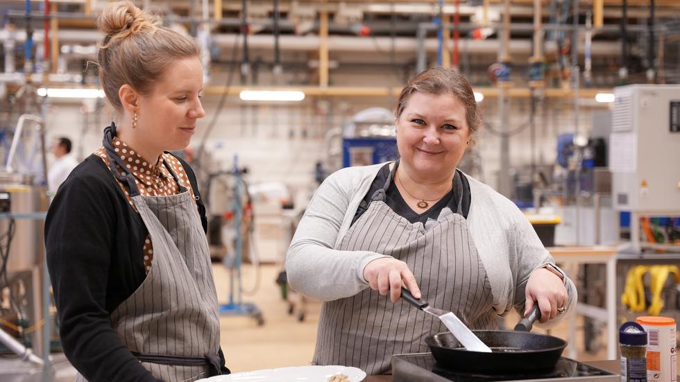 Karolina Östbring och Jeanette Purhagen forskar kring livsmedel. Foto: Hilde Skar Olsen/Lunds universitet