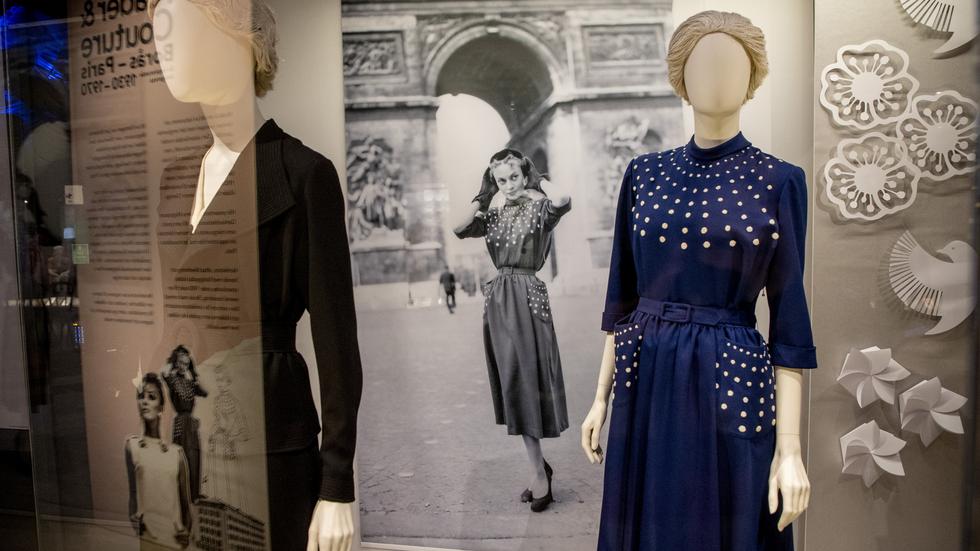 Bröderna Magnussons kläder hämtade inspiration från couturevisningarna i Paris. Den prickiga klänningen var så parisisk att man lät fotografera den framför Triumfbågen.
Bild: Adam Ihse