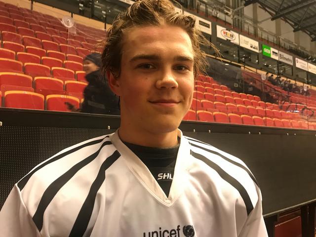Alexander Ljungkrantz fick göra SHL-debut hemma mot Leksand och gjorde även mål. 