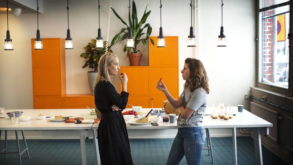 Women in Entrepreneurship håller årets första frukost på företagsinkubatorn Minc i Malmö. Lisa Rydje från Malmö Startups är ansvarig för arrangemanget. Chloe Nauta är vd på start up-hubben The Ground.