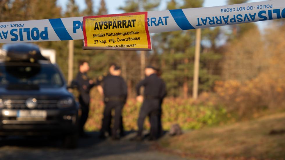 Polisen spärrade av runt ett hus på Höglandet under måndagen.