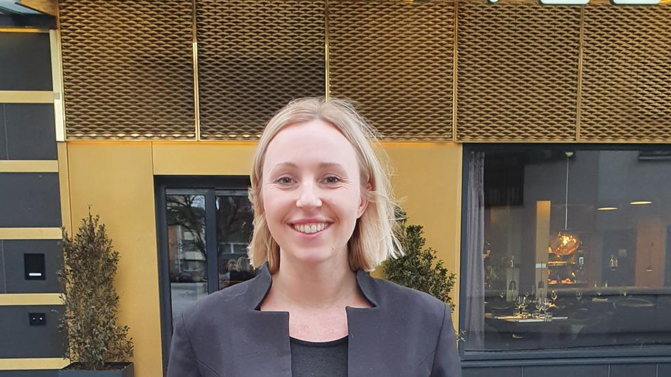 Alina Jernbom från hotell- och restaurangbranschen välkomnar kommunens nya snabbspår för att få fram mer personal.
