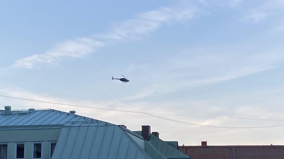 En lågt flygande helikopter skapade uppmärksamhet i centrala Jönköping på söndagskvällen. 