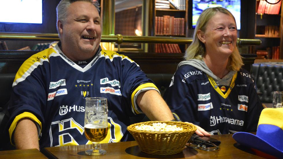 Patrik Lindblad och Suzanne Lindblad tror på vinst för HV71. ”Det är bedrövligt att de åkte ur högsta serien. Det känns underbart att de är tillbaka”, säger Patrik Lindblad. 