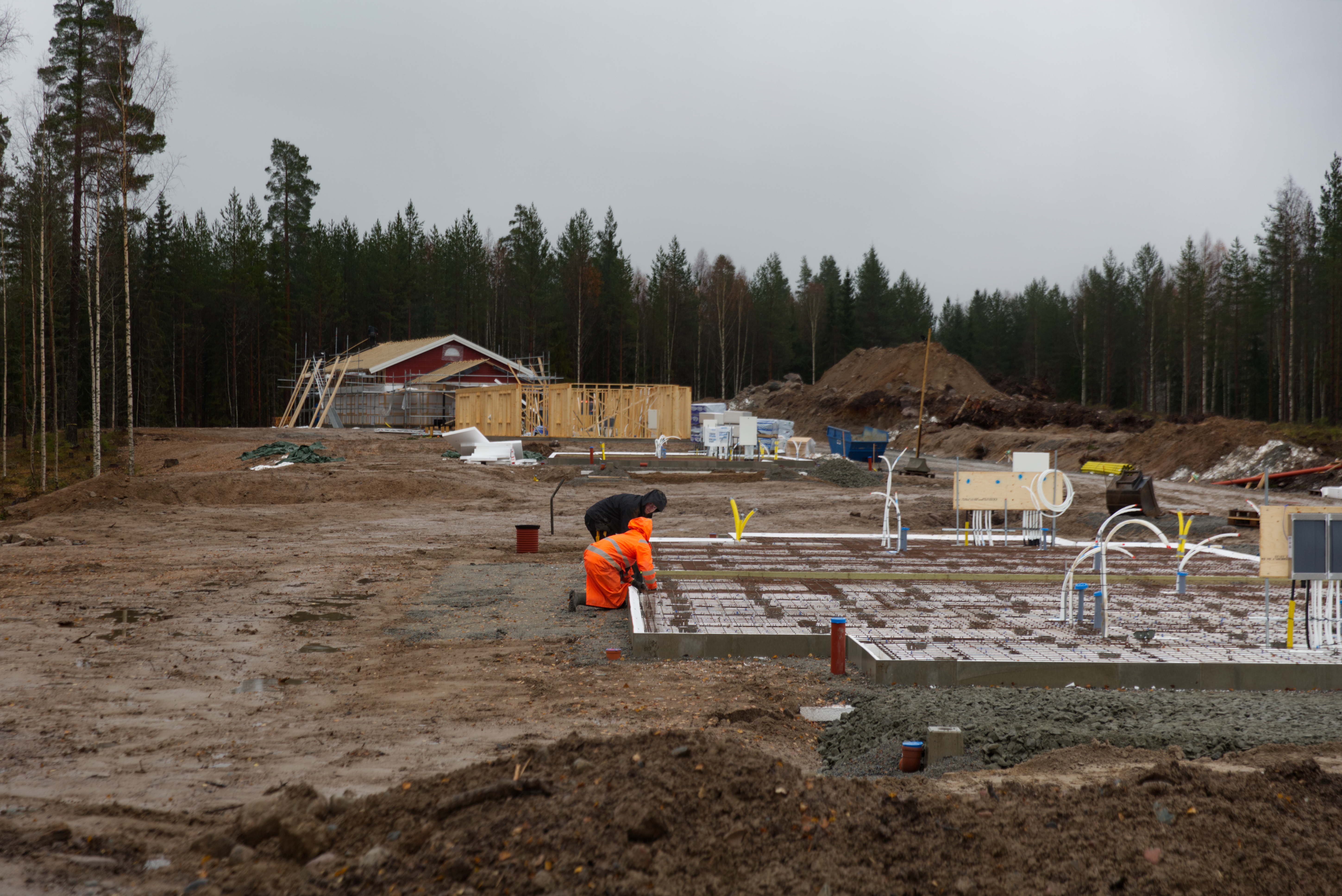 Hösten 2023. Sakofall Fastigheter AB bygger fem parhus på Väsmanbacken utanför Ludvika.