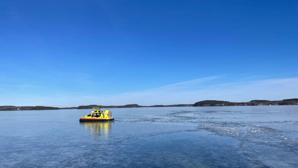 Sjöräddningssällskapet söker just nu efter folk ute på sjön Sommen för att uppmana dem att genast lämna isen Foto: Räddningstjänsten