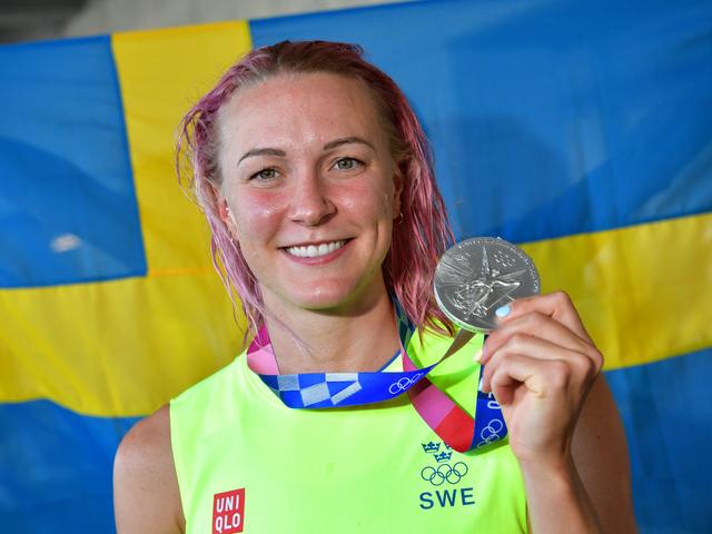 Sarah Sjöström med silvermedaljen efter i 50 meter fritt under sommar-OS i Tokyo. Foto: Jonas Ekströmer / TT