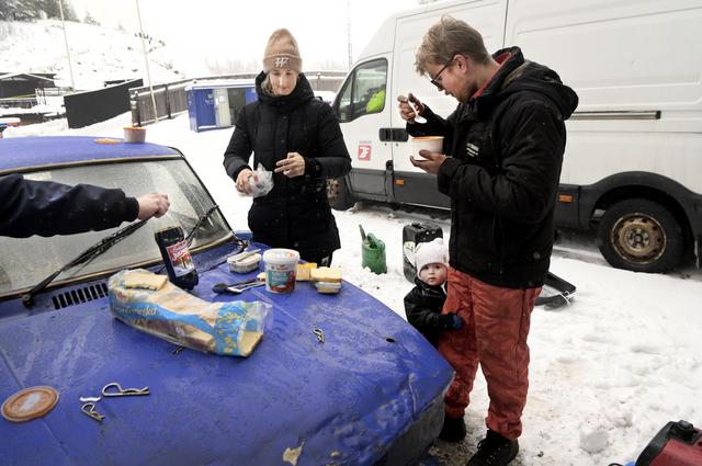 Andreas Nottermark tar en paus mellan körningarna. Sambon Pernilla Sörensson och sonen Knut passar på att stötta honom samtidigt som de äter lunch. 