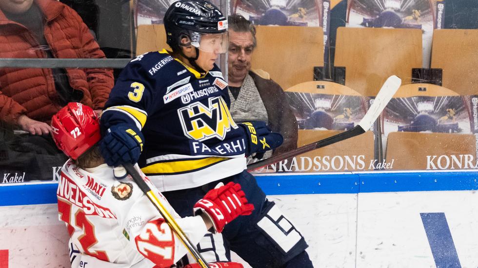 Daniel Bertov och Troja/Ljungbys Jesper Emanuelsson under ishockeymatchen i Hockeyallsvenskan mellan HV71 och Troja/Ljungby. Bild: Bildbyrån