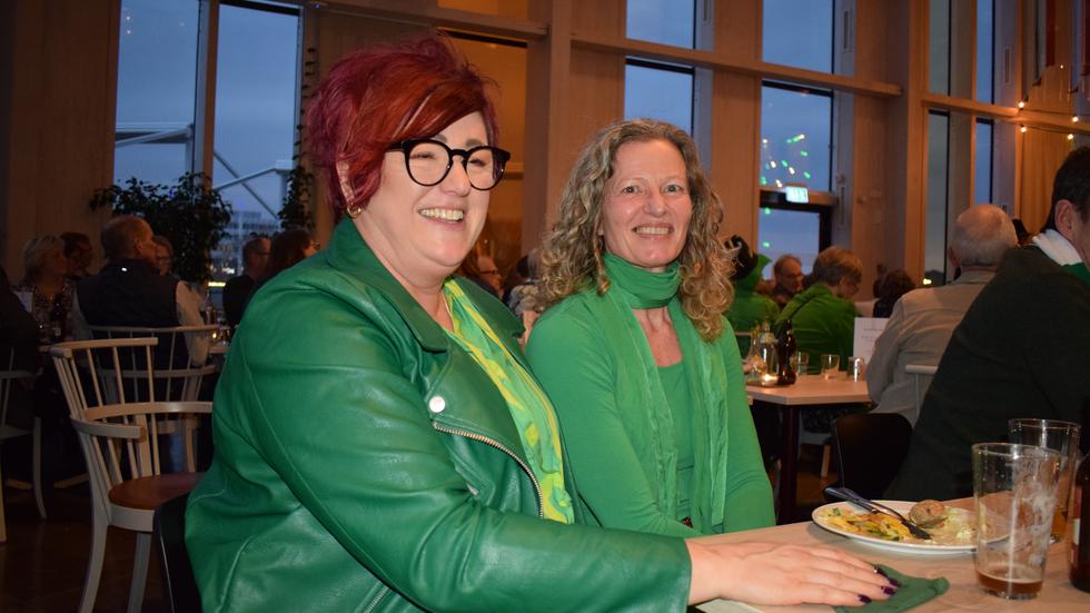 Karolina Dalemo och Helena Johansson hade sett till att klä sig i grönt när det var Irland som skulle firas. 