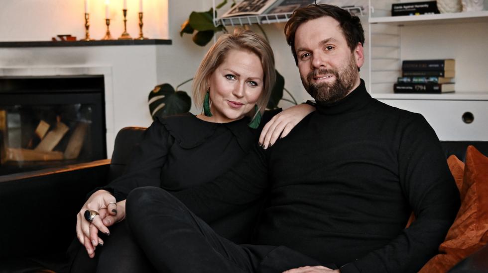 Tina och Olof Gardestrand öppnar dörren till sitt hem på Torpa i Jönköping. 