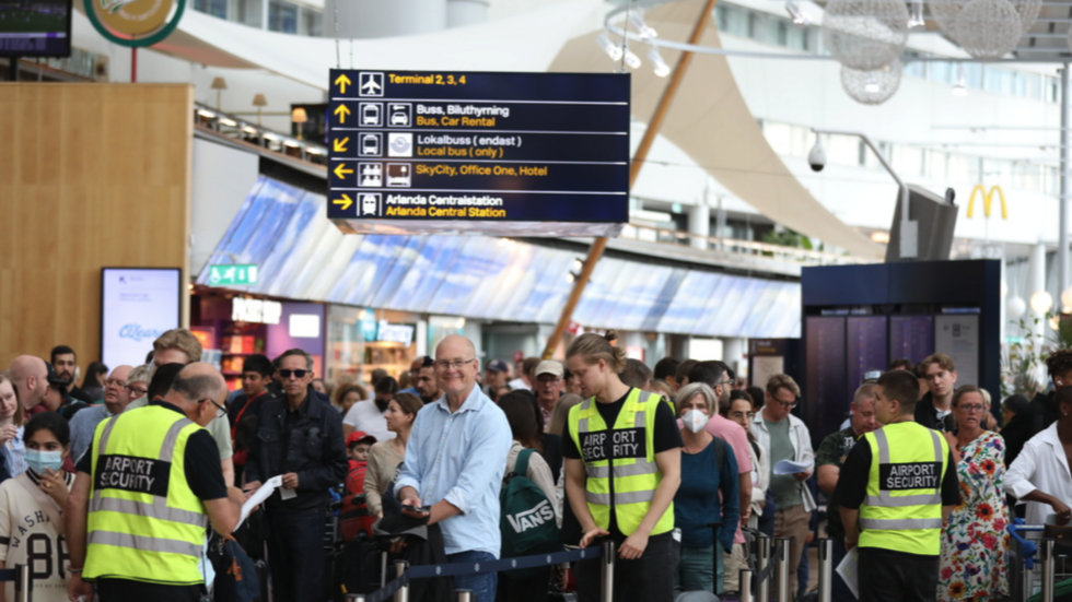 Från och med onsdag rekommenderas all personal på Swedavias flygplatser att bära munskydd igen. Arkivbild. FOTO: Ali Lorestani/TT