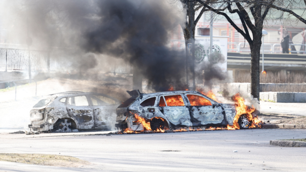 Bilbränder i Norrköping på påskdagen. FOTO: Stefan Jerrevång/TT