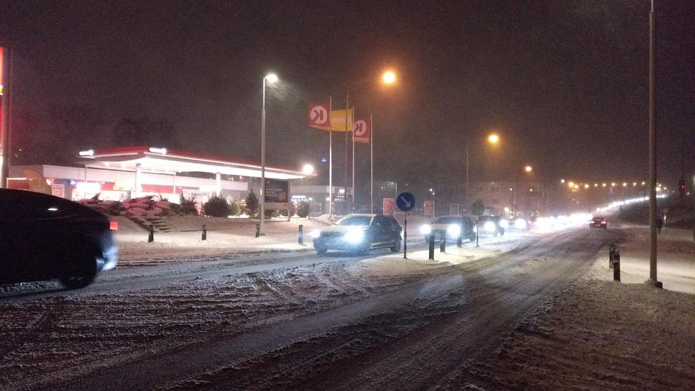 Morgonrusningen på Kortebovägen in mot Jönköping flöt till synes på normalt runt 07-tiden i morse. Bilisterna tog det lugnt i det hala väglaget.